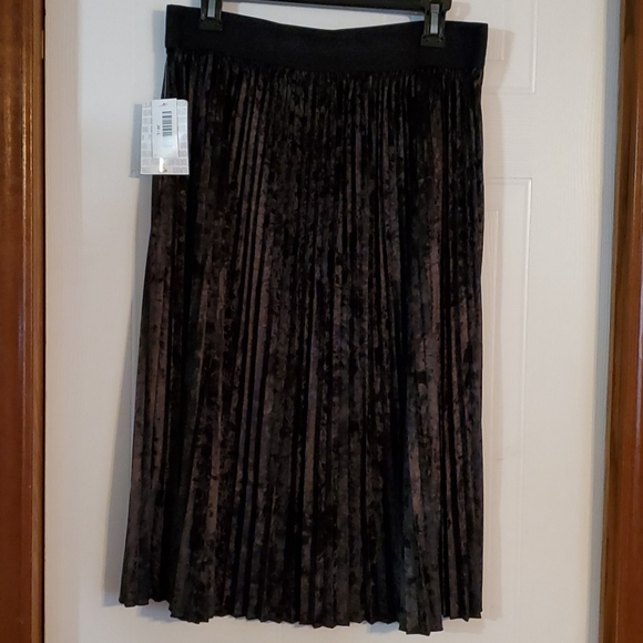 NWT Lularoe Black Velvet Jill Pleated Skirt Large